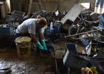 Poblado de Venezuela entierra a sus muertos tras deslave