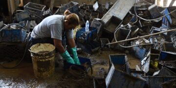 Poblado de Venezuela entierra a sus muertos tras deslave