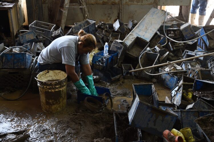 Poblado de Venezuela entierra a sus muertos tras deslave