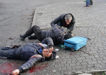Personas heridas tras un bombardeo ruso en el centro de la ciudad ucraniana de Jersón, en el sur, el 24 de diciembre de 2022. Foto: AFP.