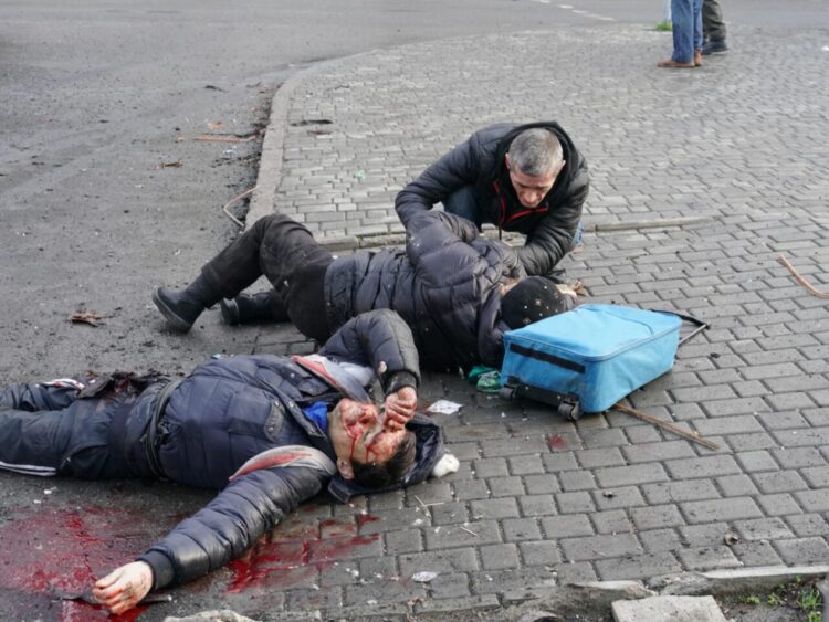 Personas heridas tras un bombardeo ruso en el centro de la ciudad ucraniana de Jersón, en el sur, el 24 de diciembre de 2022. Foto: AFP.