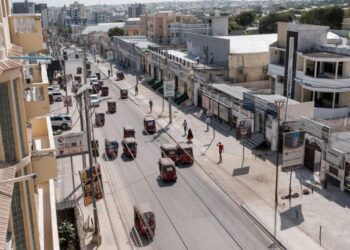 Un vista de una calle del centro de Mogadiscio, tomada el 10 de noviembre de 2022 en la capital somalí. Foto: AFP.