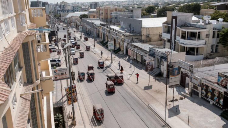 Un vista de una calle del centro de Mogadiscio, tomada el 10 de noviembre de 2022 en la capital somalí. Foto: AFP.