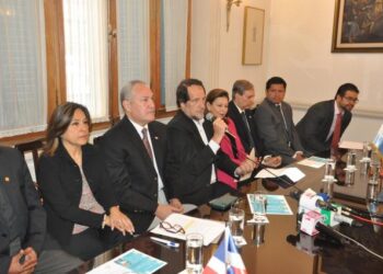 Los diez embajadores de países latinoamericanos presentan la muestra de cine. Foto: Embajada de Argentina.