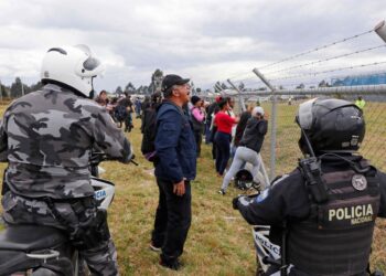 Hallan más de 700 municiones en cárcel de Ecuador donde murieron 13 reclusos esta semana