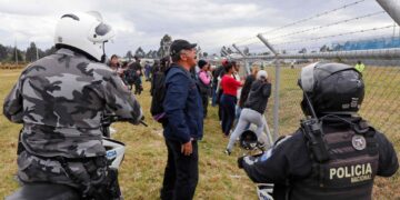 Hallan más de 700 municiones en cárcel de Ecuador donde murieron 13 reclusos esta semana