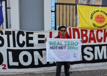 Un activista climático reclama la adhesión al límite de incremento de la temperatura global de 1,5 grados centígrados, el 18 de noviembre de 2022 durante la conferencia climática COP27 en Sharm el Sheij, Egipto. Foto: AFP,