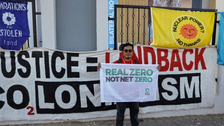 Un activista climático reclama la adhesión al límite de incremento de la temperatura global de 1,5 grados centígrados, el 18 de noviembre de 2022 durante la conferencia climática COP27 en Sharm el Sheij, Egipto. Foto: AFP,