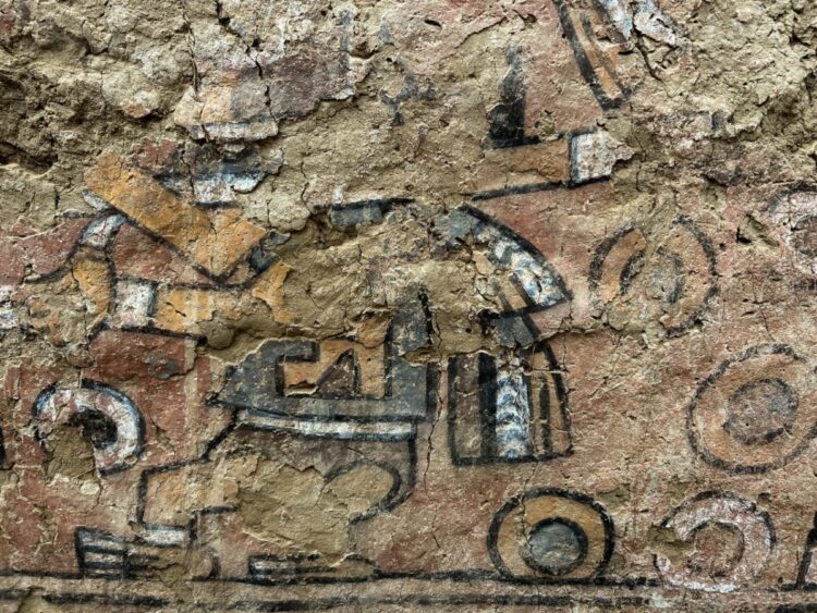 Redescubren más de un siglo después un mural prehispánico en Perú