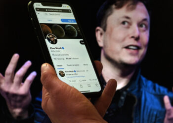 En esta foto de archivo tomada el 14 de abril de 2022, la pantalla de un teléfono muestra la cuenta de Twitter de Elon Musk con una foto de él en el fondo. Foto: AFP.