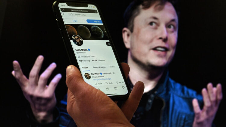 En esta foto de archivo tomada el 14 de abril de 2022, la pantalla de un teléfono muestra la cuenta de Twitter de Elon Musk con una foto de él en el fondo. Foto: AFP.