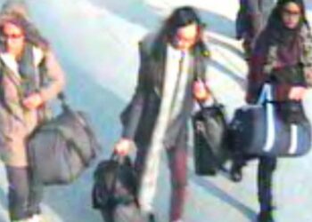 Shamima Begum (D), la denominada 'novia del EI', tenía 15 años cuando viajó a Siria con dos amigas del colegio en 2015. Foto: AFP.