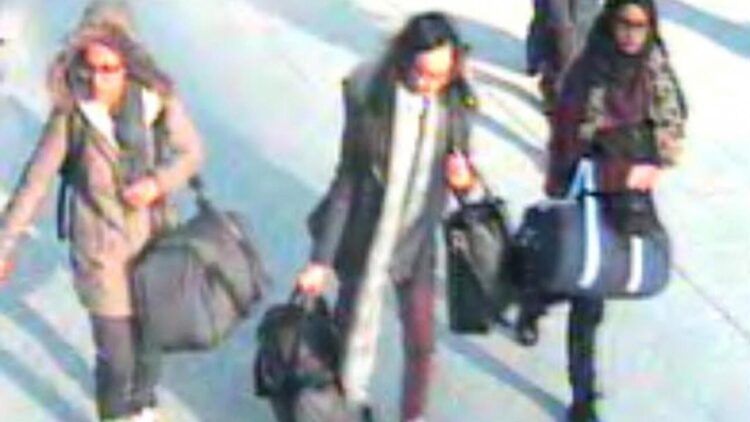 Shamima Begum (D), la denominada 'novia del EI', tenía 15 años cuando viajó a Siria con dos amigas del colegio en 2015. Foto: AFP.