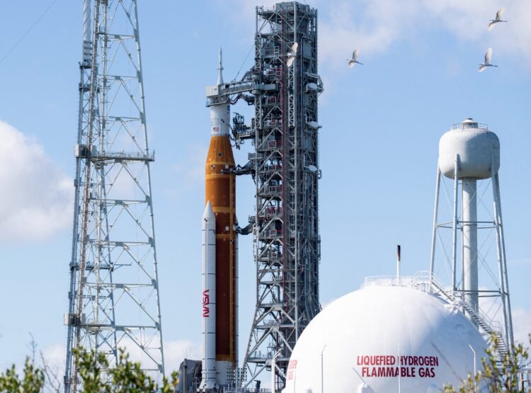 La NASA anunció el viernes que mantendrá su intento de lanzar su nuevo megacohete lunar el próximo miércoles 16 de noviembre