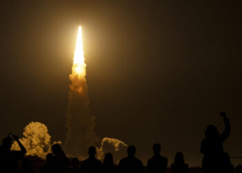 El momento del lanzamiento del megacohete SLS de la NASA, rumbo a la Luna. Foto: NASA.