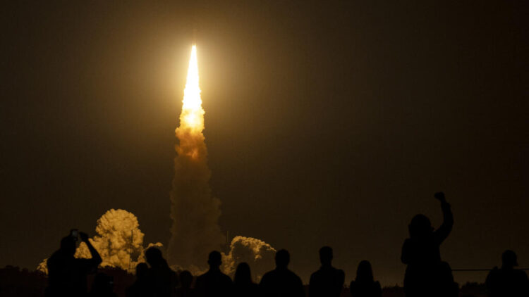 El momento del lanzamiento del megacohete SLS de la NASA, rumbo a la Luna. Foto: NASA.