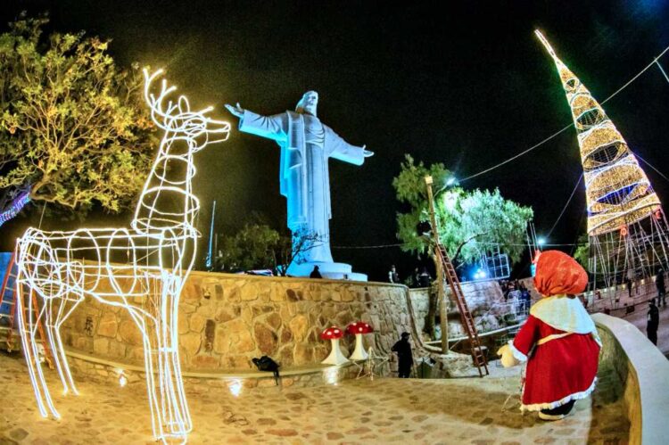 Luces de Navidad embellecen el Cristo de la Concordia y las plazas de Cochabamba