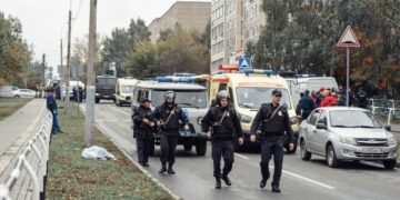 Un exalumno ataviado con simbología nazi mata a 17 personas en un colegio de Rusia