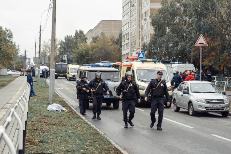Un exalumno ataviado con simbología nazi mata a 17 personas en un colegio de Rusia