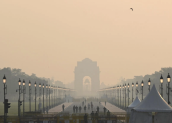 Tras la fiesta del Diwali, la neblina matinal de Nueva Delhi enturbia el aire sobre el puente de India, el 25 de octubre de 2022 en la capital india. Foto: AFP.