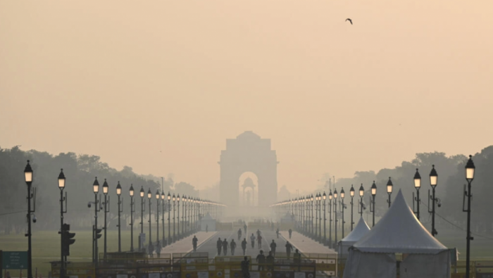 Tras la fiesta del Diwali, la neblina matinal de Nueva Delhi enturbia el aire sobre el puente de India, el 25 de octubre de 2022 en la capital india. Foto: AFP.