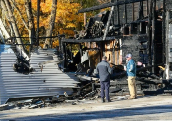 Una avioneta se estrelló en un edificio de New Hampshire, dejando dos muertos. Foto: Megavisión.