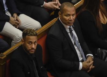 A un mes del Mundial de Catar, el brasileño Neymar se reencontró este lunes con su pasado al regresar a Barcelona para asistir al inicio del juicio. Foto: AFP.