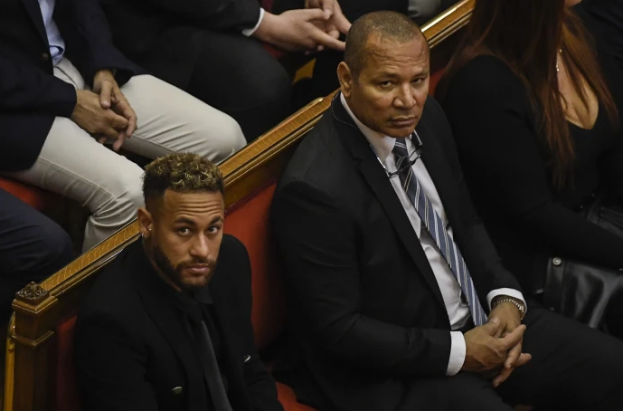 A un mes del Mundial de Catar, el brasileño Neymar se reencontró este lunes con su pasado al regresar a Barcelona para asistir al inicio del juicio. Foto: AFP.