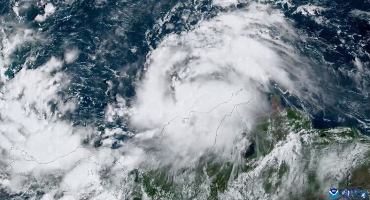 Julia se convierte en huracán en su camino hacia Centroamérica