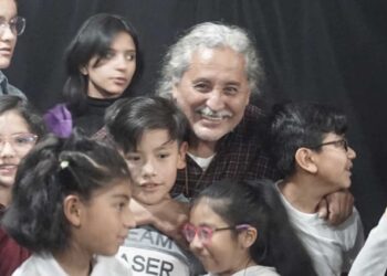 nicolas_suarez_junto-a_ninos.jpg