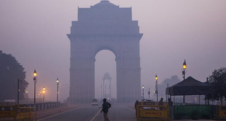 Nueva Delhi, envuelta en una niebla tóxica provocada por la contaminación y el humo de miles de incendios de cultivos agrícolas. Foto: AFP.