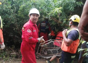 Personal de emergencia hallá el cuerpo del niño. Foto: Unitel