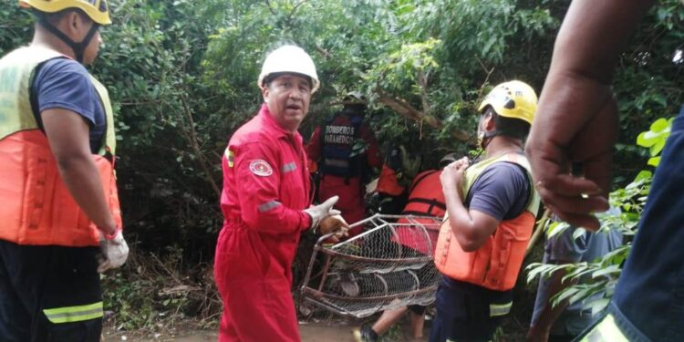 Personal de emergencia hallá el cuerpo del niño. Foto: Unitel