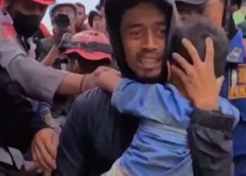 Un niño de 6 años rescatado con vida dos días después del sismo en Indonesia