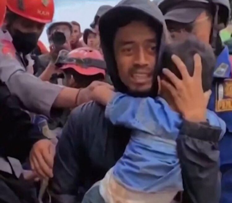 Un niño de 6 años rescatado con vida dos días después del sismo en Indonesia