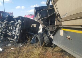 Al menos 16 niños mueren en transporte escolar en Sudáfrica