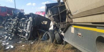 Al menos 16 niños mueren en transporte escolar en Sudáfrica