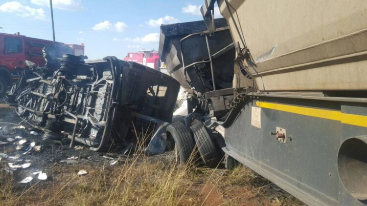 Al menos 16 niños mueren en transporte escolar en Sudáfrica