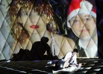 Dos actores interpretan una obra el 24 de julio de 2004 en el Festival de Salzburgo, en Austria. Foto: AFP.