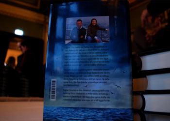 La novela policiaca 'Reykjavik', escrita por la primera ministra Islandesa, Katrin Jakobsdottir, y Ragnar Jonasson, presentado el 25 de octubre de 2022 en la capital del país. Foto: AFP.