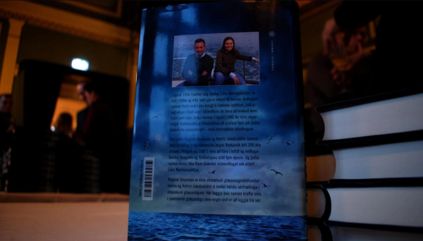 La novela policiaca 'Reykjavik', escrita por la primera ministra Islandesa, Katrin Jakobsdottir, y Ragnar Jonasson, presentado el 25 de octubre de 2022 en la capital del país. Foto: AFP.