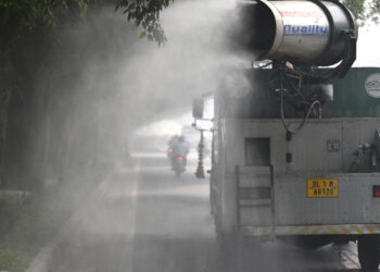 Un cañón de agua dispersa gotas para luchar contra la contaminación del aire, en Nueva Delhi el 4 de noviembre de 2022. Foto: AFP.