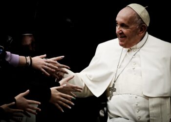 Obispos comentan con el Papa la bendición a parejas homosexuales.