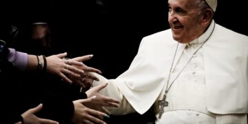 Obispos comentan con el Papa la bendición a parejas homosexuales.
