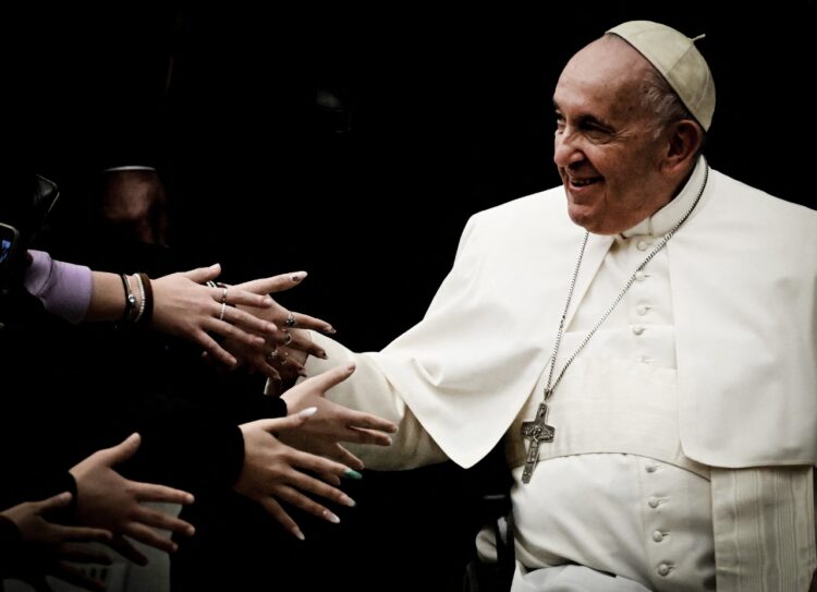 Obispos comentan con el Papa la bendición a parejas homosexuales.