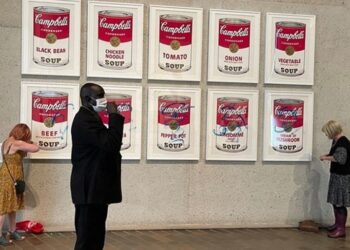 Activistas ecologistas se pegan a obra de Warhol en una galería de Australia