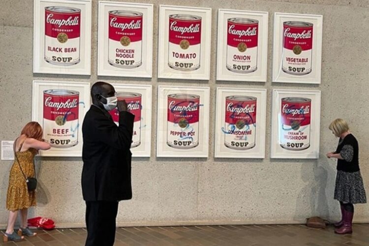 Activistas ecologistas se pegan a obra de Warhol en una galería de Australia