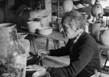 El pintor francés de origen ruso Marc Chagall trabaja en el estudio Madoura, en Vallauris, el 11 de junio de 1952. Foto: AFP.