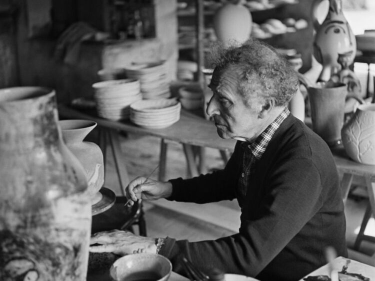El pintor francés de origen ruso Marc Chagall trabaja en el estudio Madoura, en Vallauris, el 11 de junio de 1952. Foto: AFP.