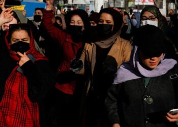 En Afganistán, al menos una docena de ONG internacionales decidieron suspender sus actividades después de que los talibanes prohibieran a asociaciones y ONG emplear a mujeres. Foto: Reuters.